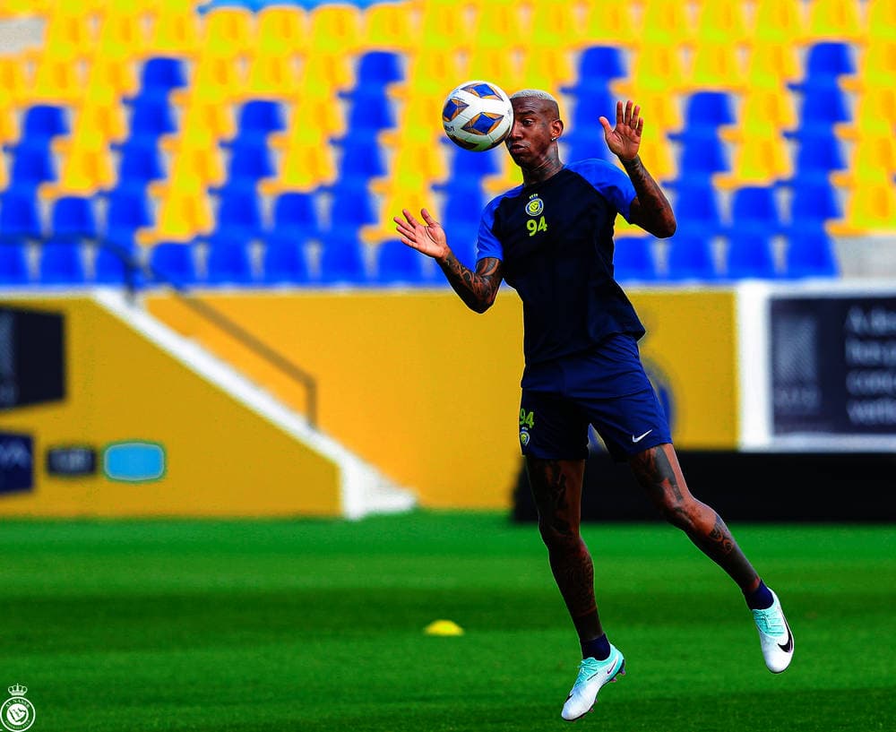 البرازيلي تاليسكا لاعب فريق النصر لكرة القدم خلال التدريب الأخير في الرياض قبل السفر عند الـ 11 صباحا اليوم إلى الدوحة للقاء الدحيل غدا ضمن منافسات المجموعة الخامسة من دوري أبطال آسيا. "مركز النصر الإعلامي"