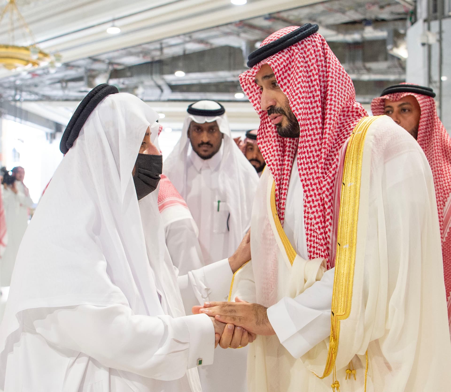 ولي العهد يؤدي صلاة الميت على الأمير ممدوح بن عبدالعزيز