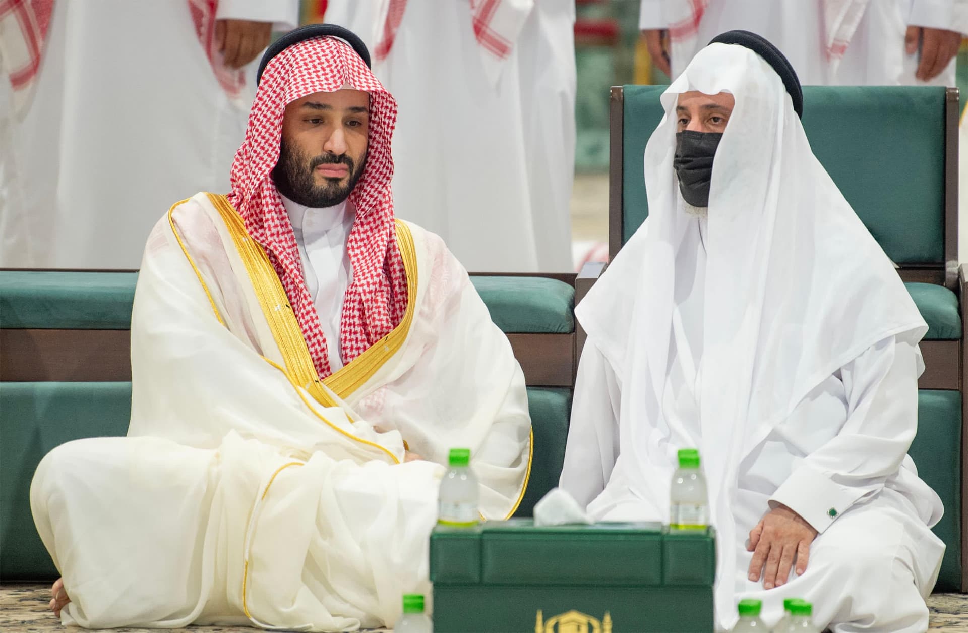 ولي العهد يؤدي صلاة الميت على الأمير ممدوح بن عبدالعزيز