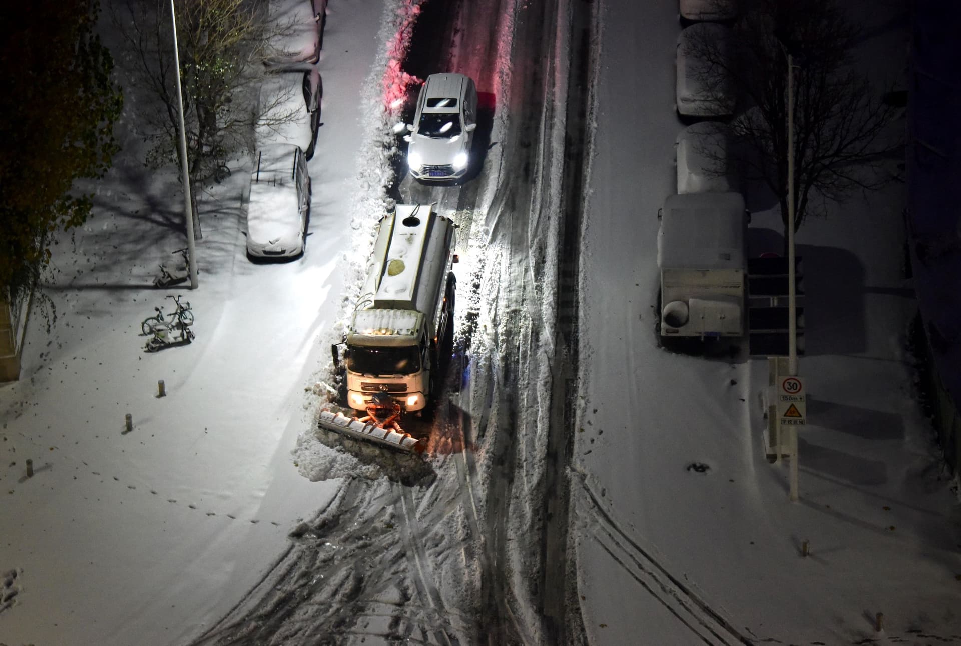 العواصف الثلجية تغلق الطرق في الصين وتعطل الرحلات الجوية
