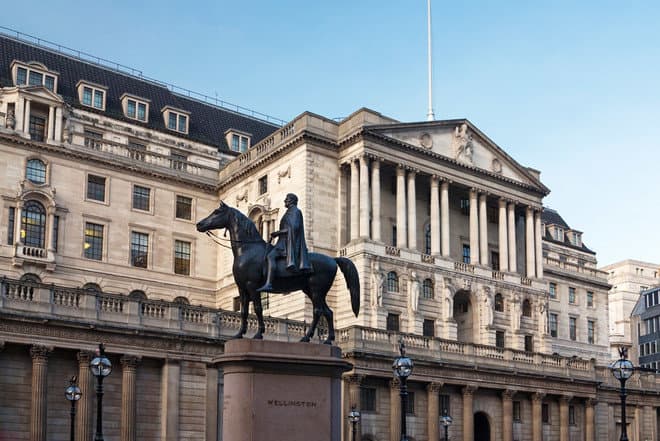 المركزي البريطاني يبقي على معدل الفائدة دون تغيير عند 5.25 %