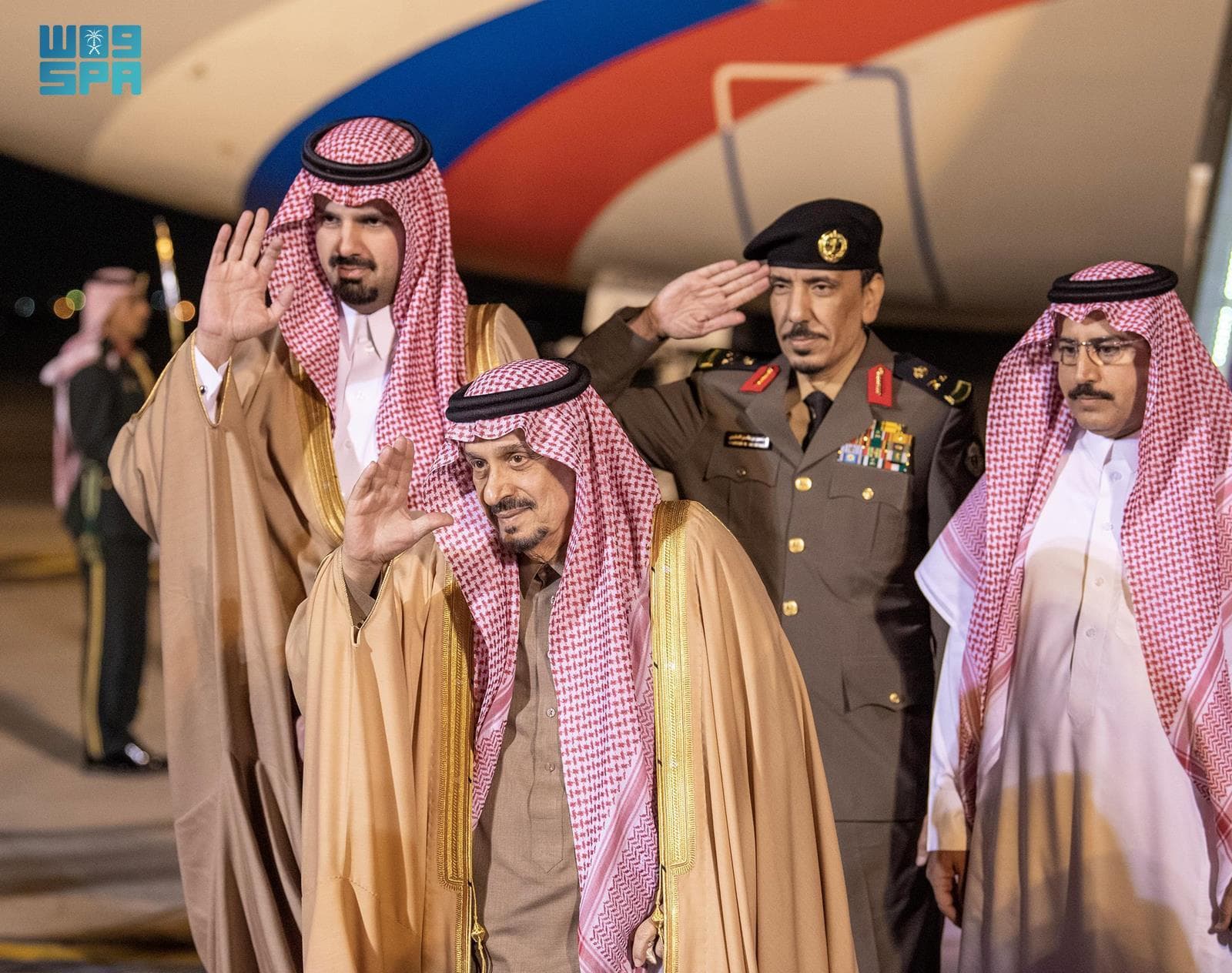 الرئيس الروسي يصل إلى الرياض وفي مقدمة مستقبليه أمير المنطقة