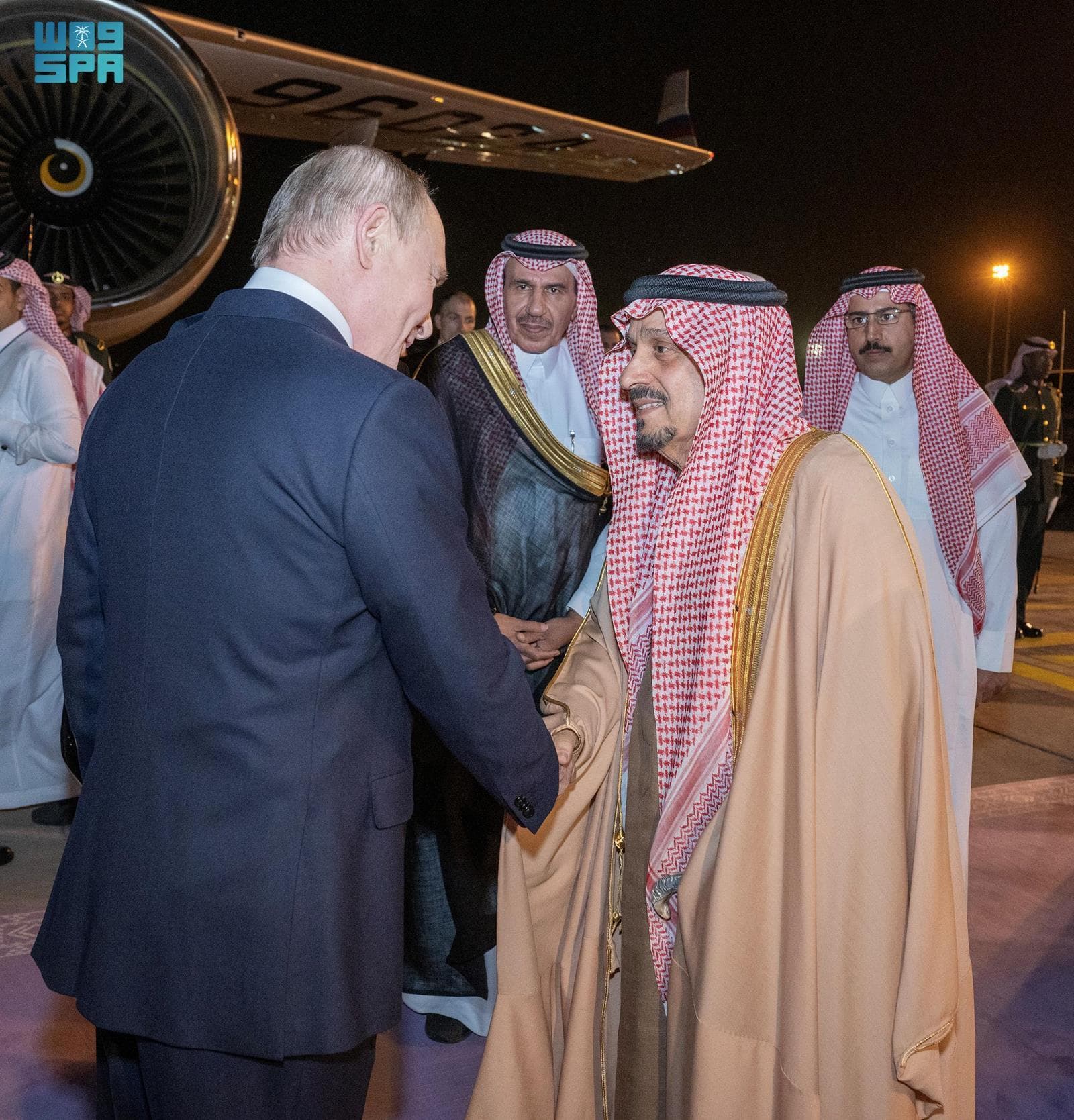الرئيس الروسي يصل إلى الرياض وفي مقدمة مستقبليه أمير المنطقة