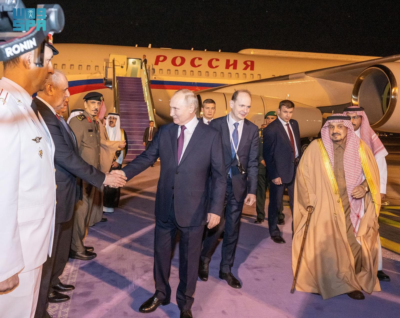 الرئيس الروسي يصل إلى الرياض وفي مقدمة مستقبليه أمير المنطقة