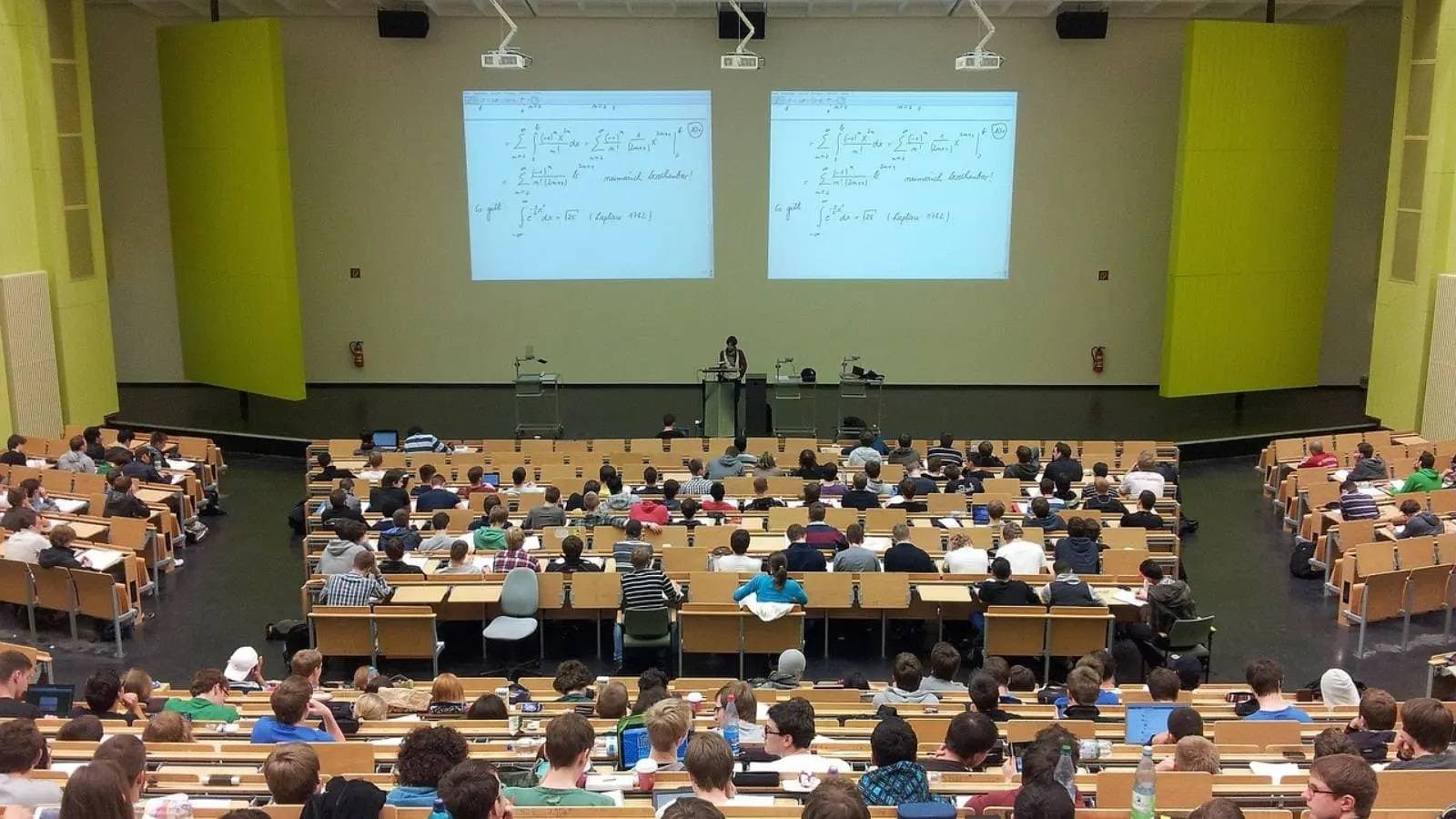 في الدول الغنية: التعليم سلعة والطلاب مستهلكون والمعلمون مقدمو خدمات