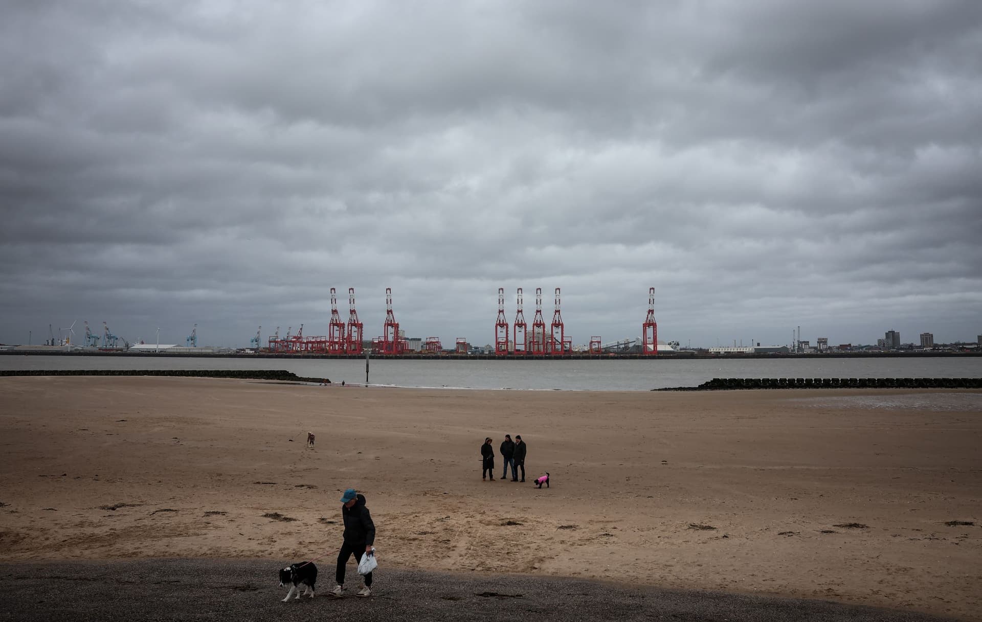 العاصفة إيشا تضرب مرافق النقل والطاقة في المملكة المتحدة