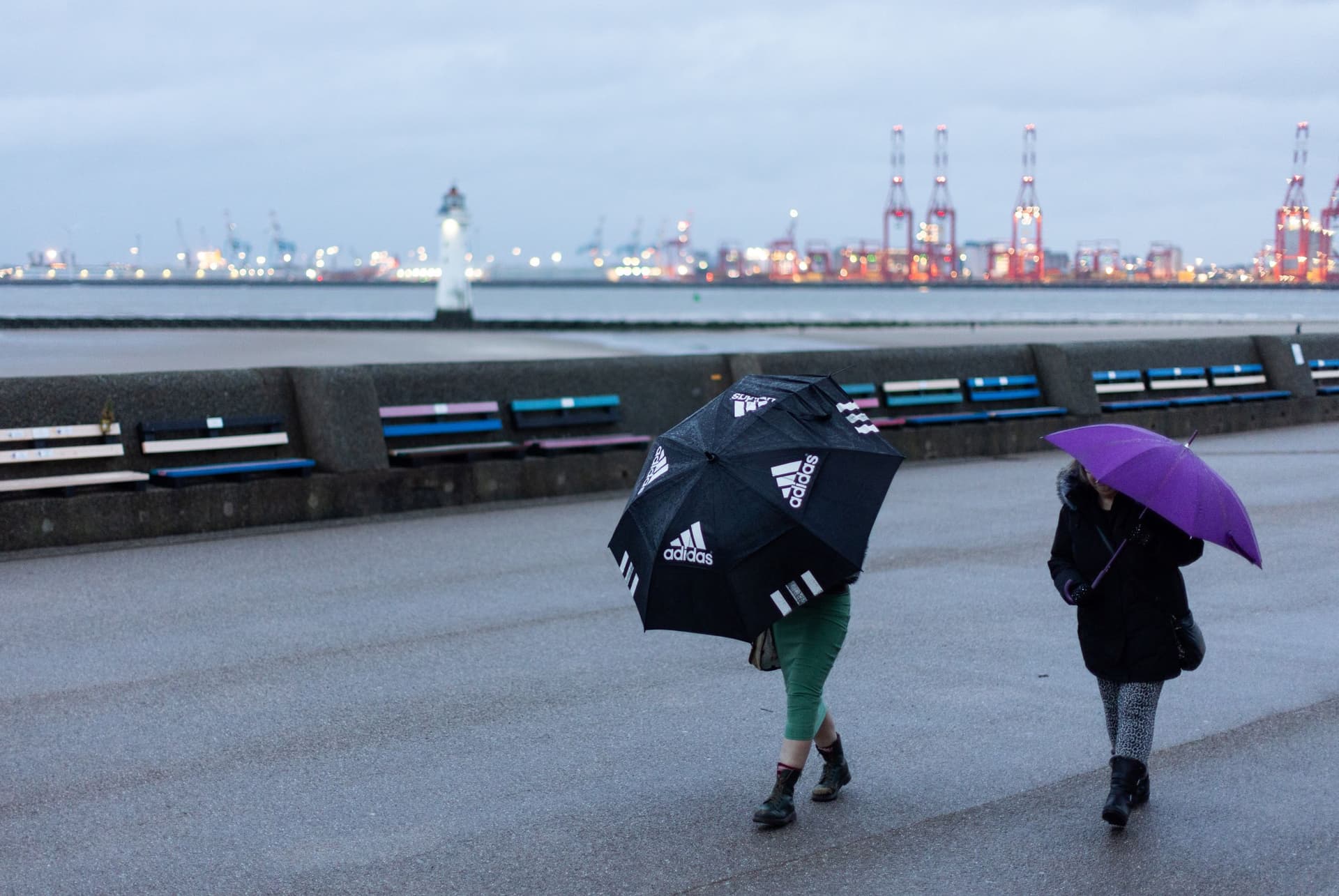 العاصفة إيشا تضرب مرافق النقل والطاقة في المملكة المتحدة