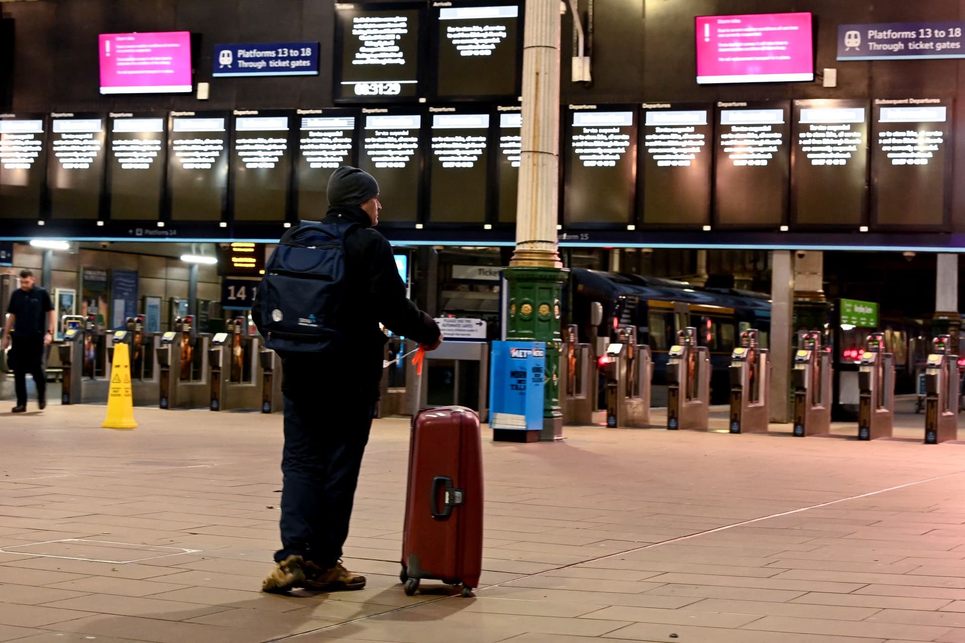 العاصفة إيشا تضرب مرافق النقل والطاقة في المملكة المتحدة