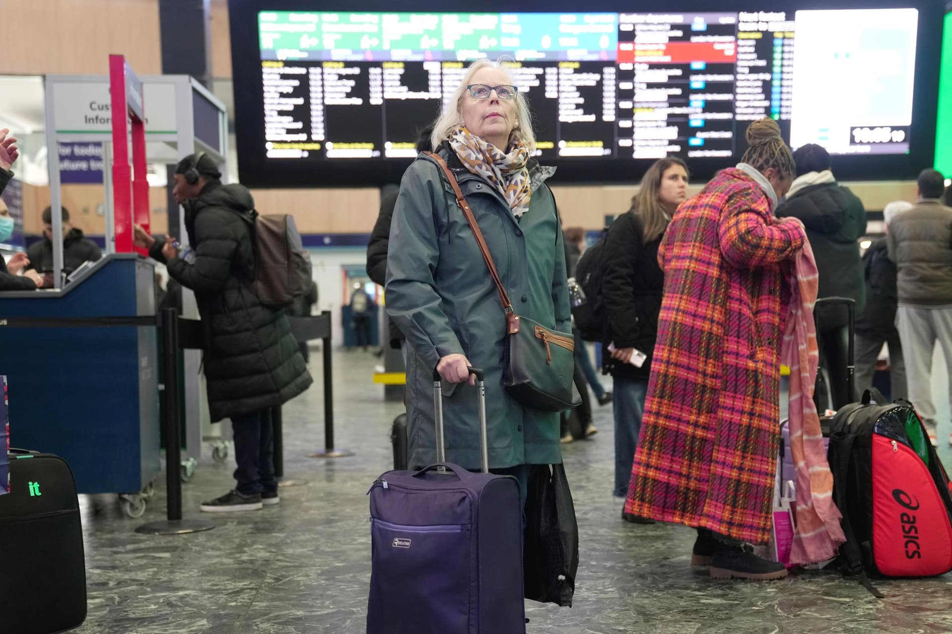 العاصفة إيشا تضرب مرافق النقل والطاقة في المملكة المتحدة