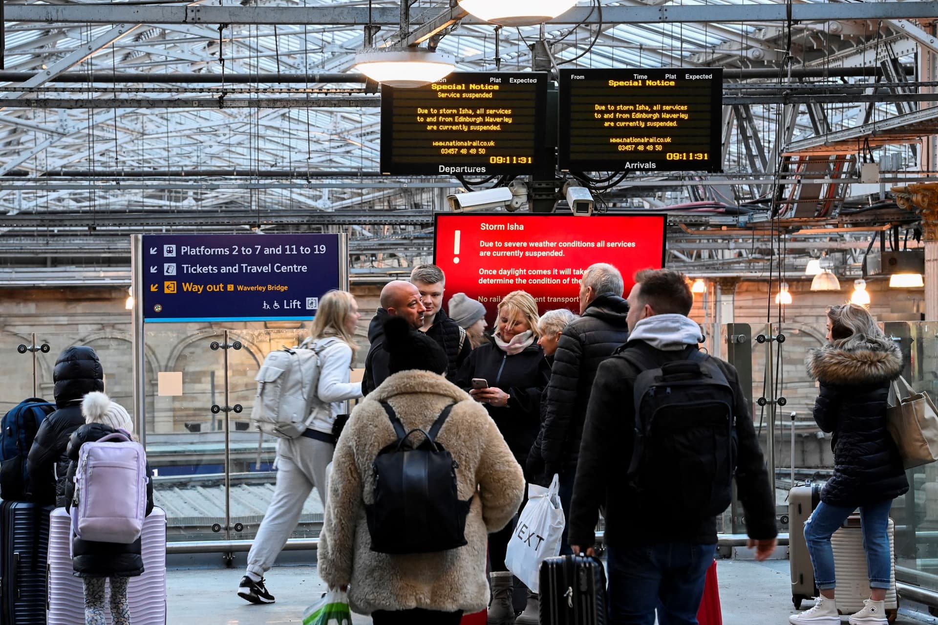 العاصفة إيشا تضرب مرافق النقل والطاقة في المملكة المتحدة