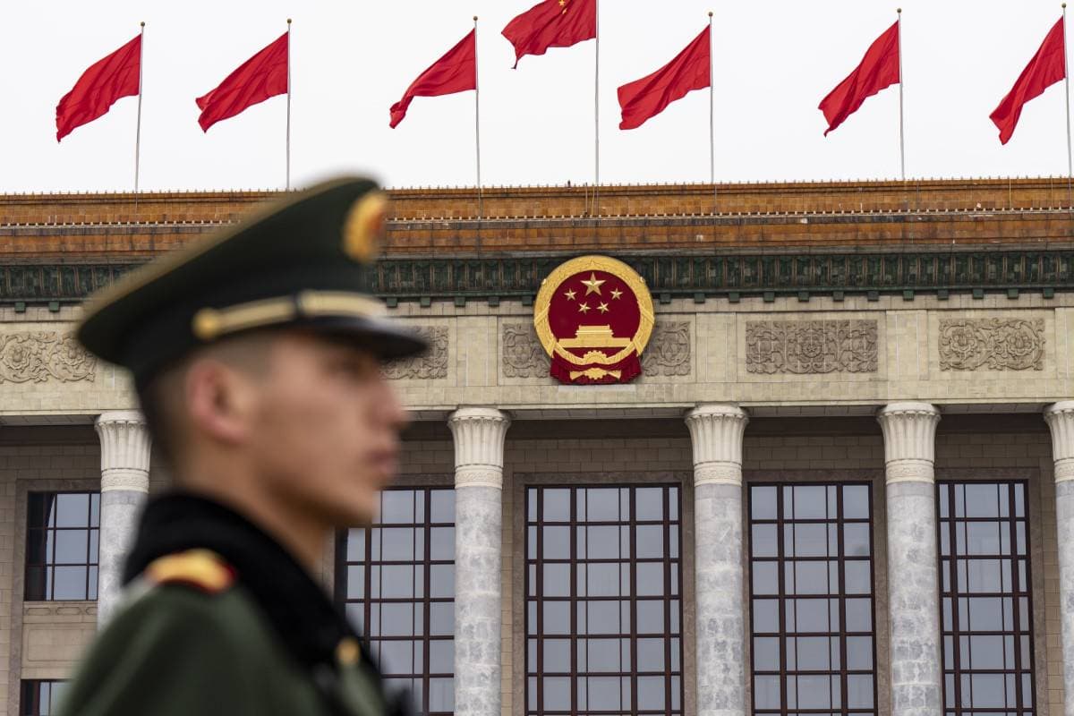 قاعة الشعب الكبرى قبل بدء الدورة الثانية للمؤتمر الاستشاري السياسي الـ 14 للشعب الصيني في بكين. "بلومبرغ"