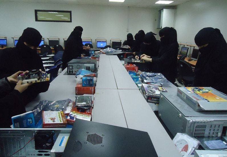 البنك يعمل على تنظيم قطاع المنشآت الصغيرة والمتوسطة في السعودية ودعمه وتنميته.