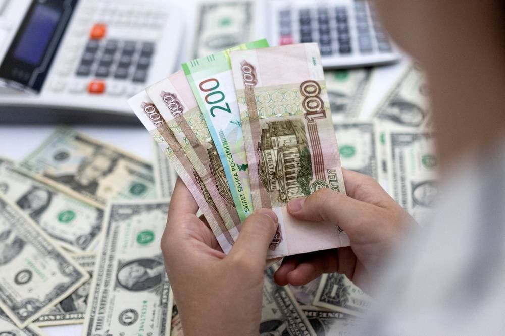 رئيسة وزراء بريطانيا تقترح خطة بـ 130 مليار دولار لتثبيت فواتير الكهرباء