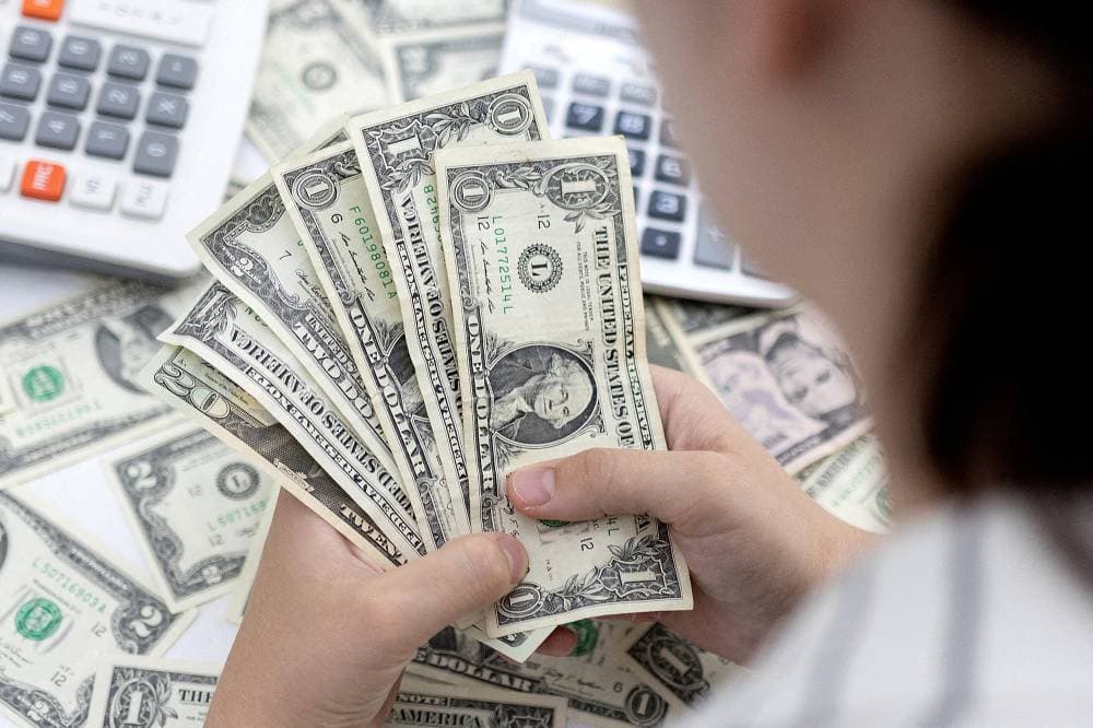 أسعار الفائدة المنخفضة كانت تعني أن الحكومات تستفيد بفاعلية من الأموال المجانية. المصدر: رويترز