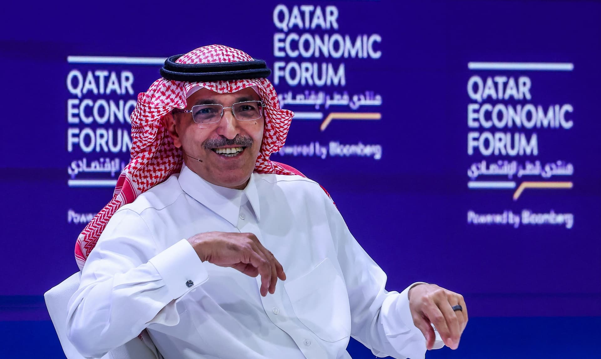 محمد الجدعان خلال مشاركته في منتدى قطر الاقتصادي اليوم. "ا ف ب"