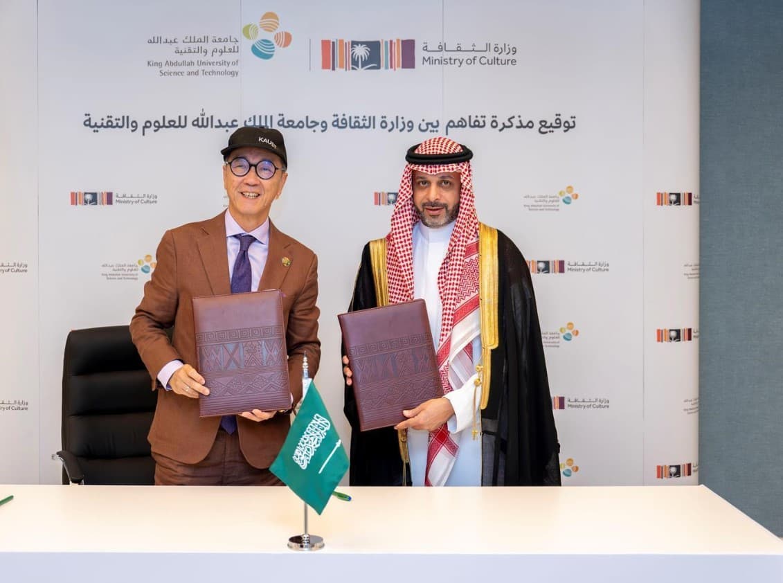نائب وزير الثقافة ورئيس «كاوست» بعد إبرام مذكرة تفاهم مشترك. المصدر: «واس»