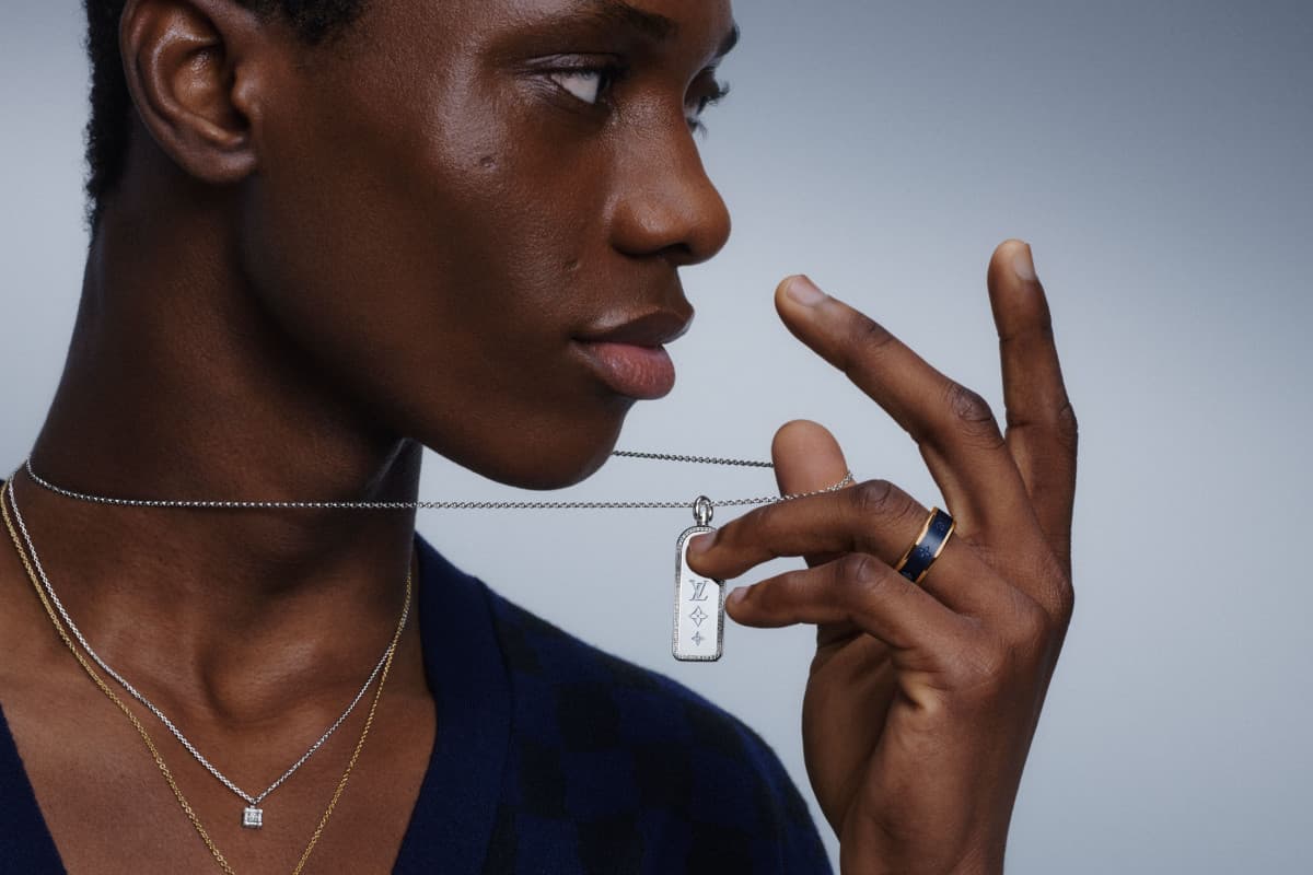 رجل يعرض حلياً رجالية من "لوي فيتون"