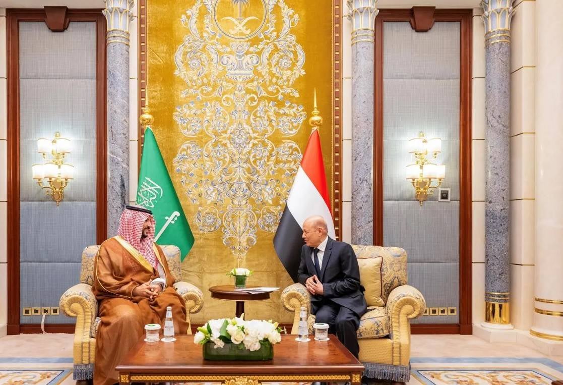 رئيس مجلس القيادة الرئاسي في اليمن يبحث مستجدات الأوضاع مع وزير الدفاع السعودي
