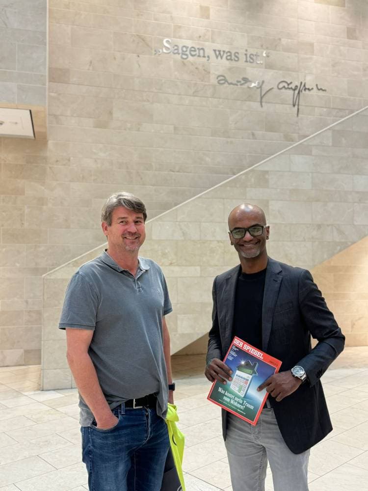 الزميل محمد البيشي رئيس تحرير صحيفة "الاقتصادية"، مع نائب رئيس مجلة "دير شبيجل" للمكاتب الإقليمية جان بوهيل