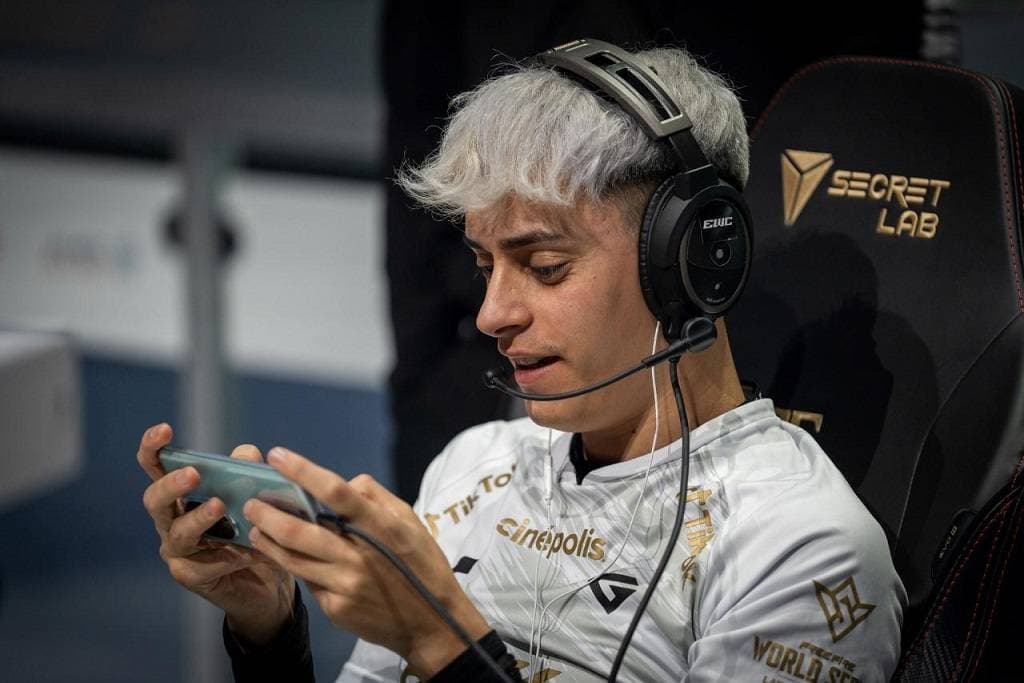 لاعب مشارك في كأس العالم للرياضات الإلكترونية.