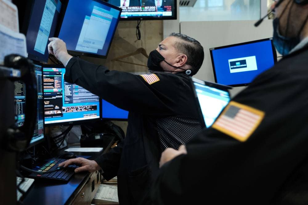NEW YORK, NEW YORK - FEBRUARY 04: Traders work on the floor of the New York Stock Exchange (NYSE) on February 04, 2022 in New York City. Following a strong jobs report, stocks still slid in morning trading with the Dow Jones Industrial Average down over 60 points as volatility in tech markets unsettled investors. Spencer Platt/Getty Images/AFP== FOR NEWSPAPERS, INTERNET, TELCOS & TELEVISION USE ONLY ==