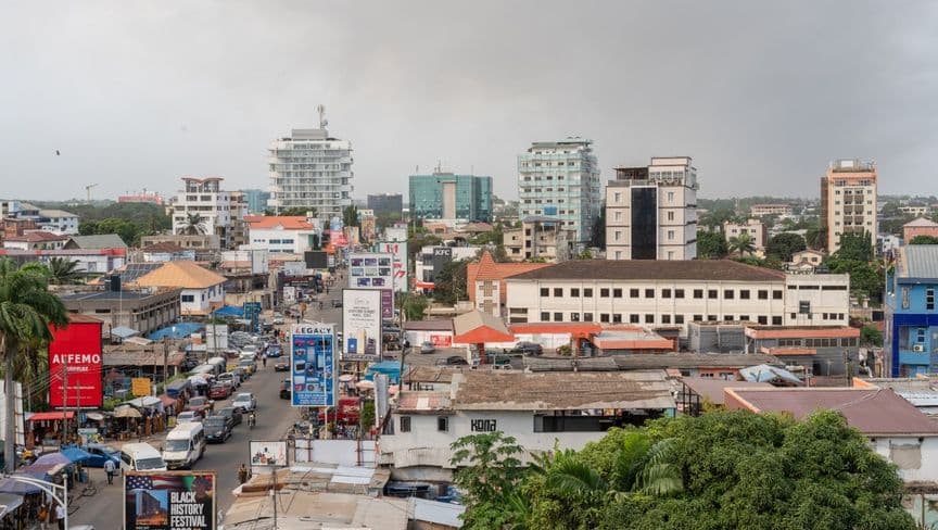 مبان تجارية خارج شارع أكسفورد في أكرا بغانا "بلومبرغ"