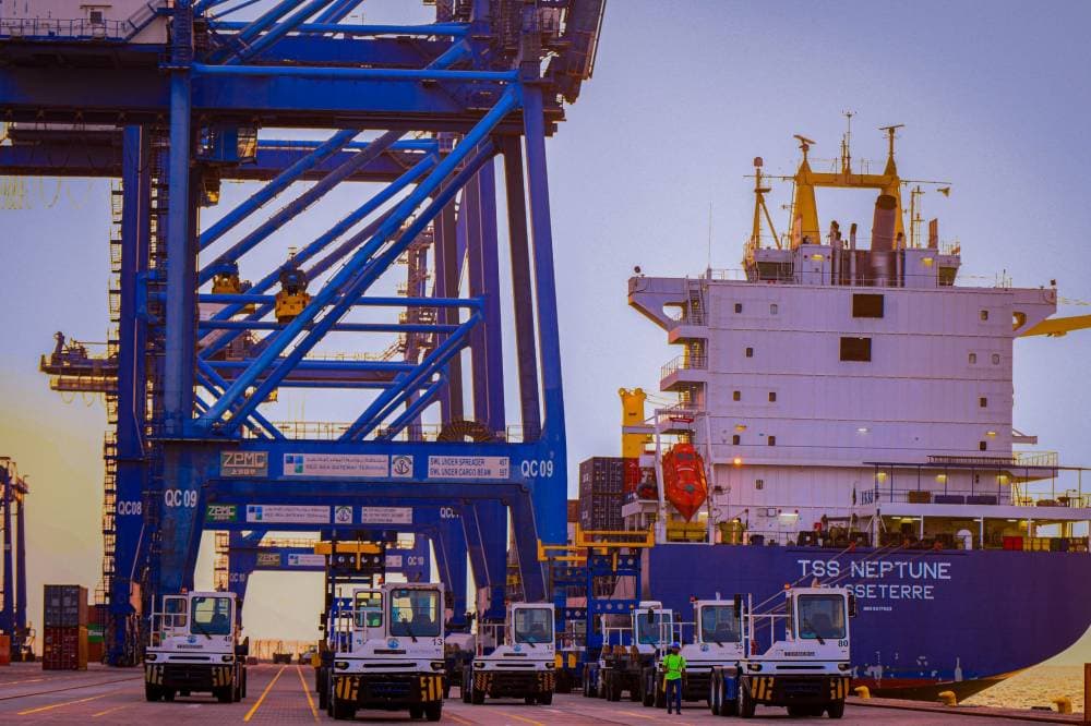 عادة ما تقع المستودعات المسجلة في بورصة لندن للمعادن في مناطق الاستهلاك الصافي للمعادن.
