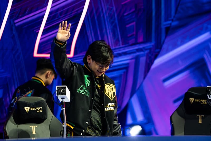 لاعب من فريق فالكونز خلال مشاركته في بطولة موبايل ليجندز - بانج بانج. (كأس العالم للرياضات الإلكترونية)