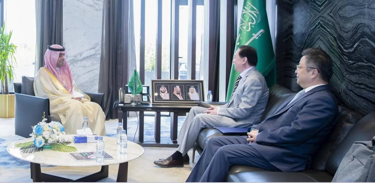 ماجد الحقيل خلال استقباله في مقر الوزارة بالرياض سفير الصين لدى السعودية. "واس"