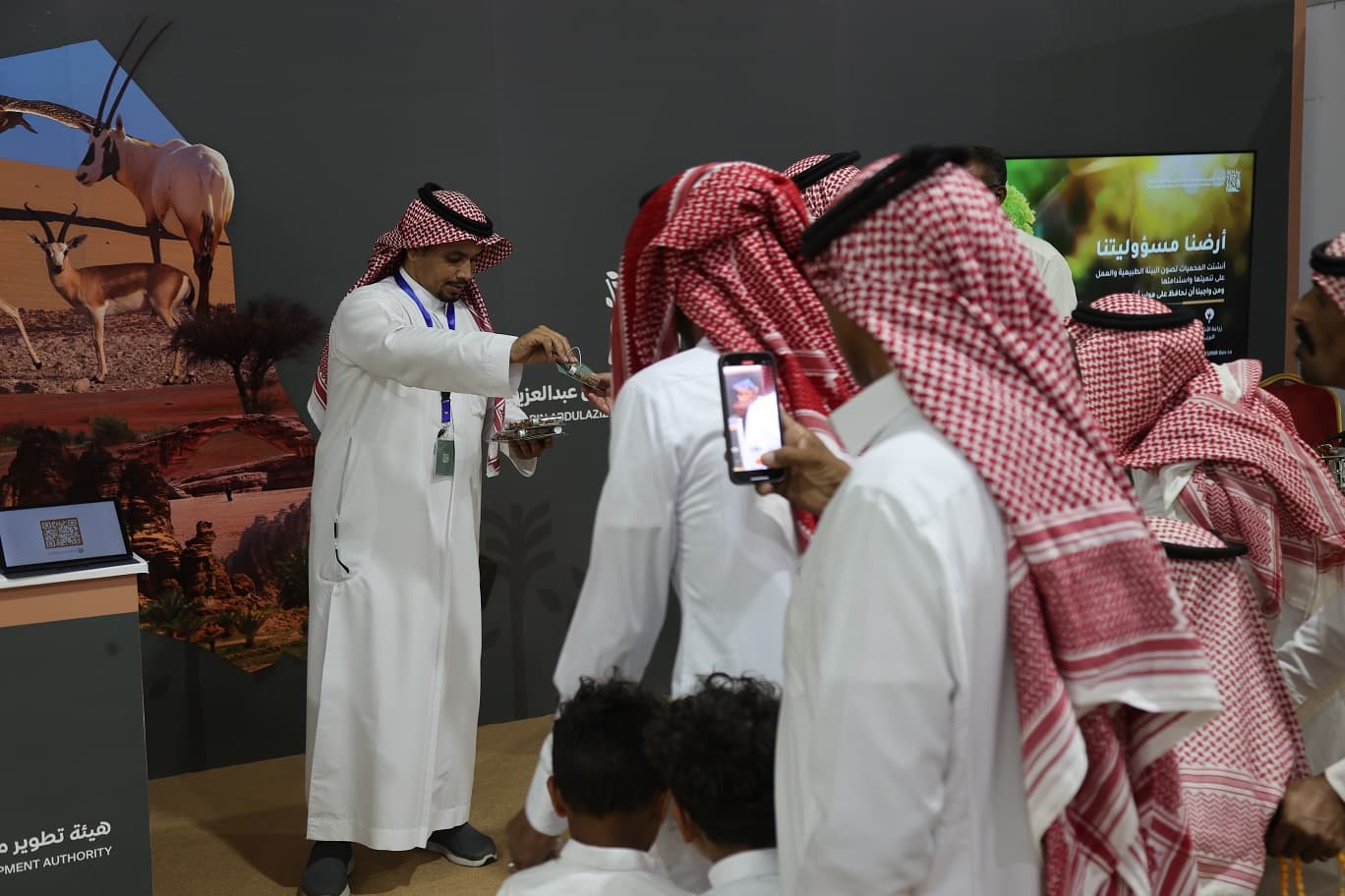 زوار مهرجان القمح بميقوع يتعرفون على مشاريع محمية الملك سلمان الملكية