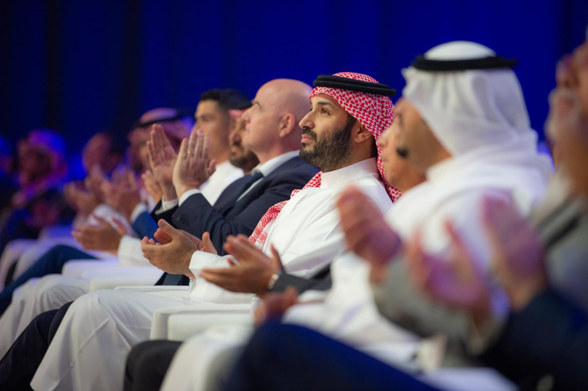 ولي العهد يتوج فريق "فالكونز" السعودي بكأس العالم للرياضات الإلكترونية