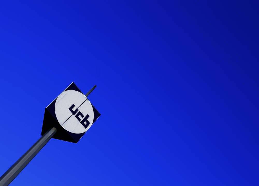 شعار المجموعة البلجيكية للأدوية والكيماويات والبلاستيك UCB عند مدخل مقر الشركة في بروكسل. رويترز