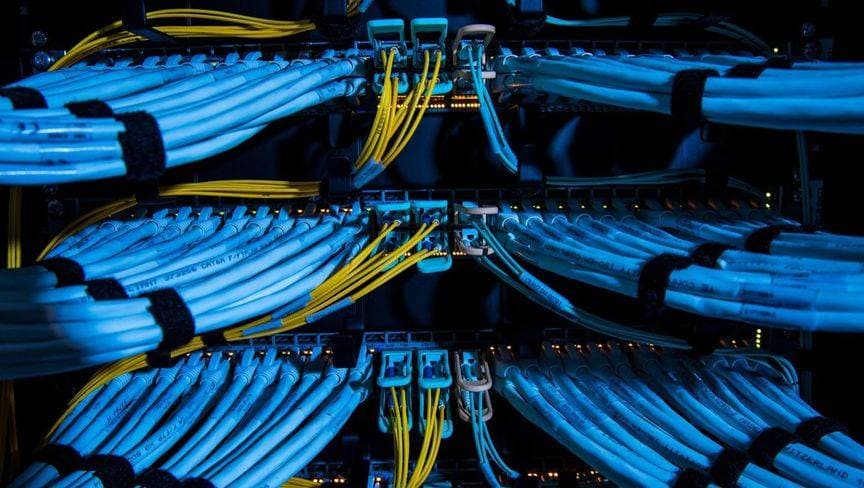 كابلات في مركز توصيل بيانات. "بلومبرغ"