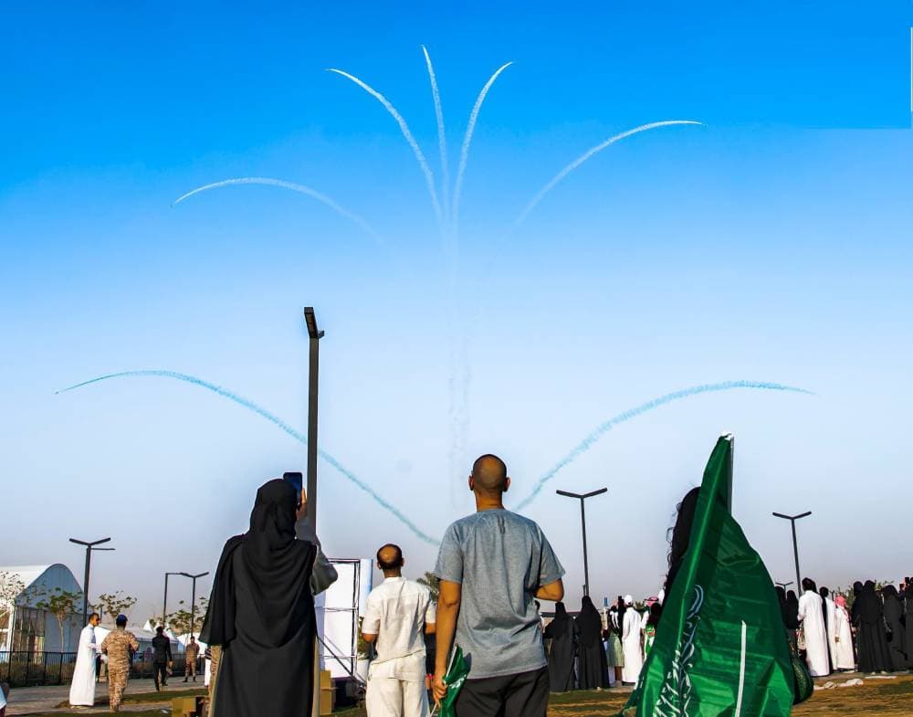 جانب من العروض الجوية احتفالا باليوم الوطني السعودي 94 في العاصمة السعودية الرياض. "وزارة الدفاع"