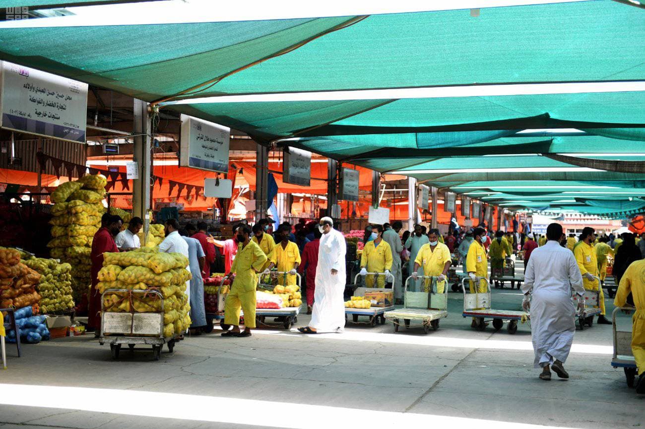 واردات سوق الخضراوات في جدة تراوح هذه الأيام بين 2500 و3000 طن يوميا. «واس»