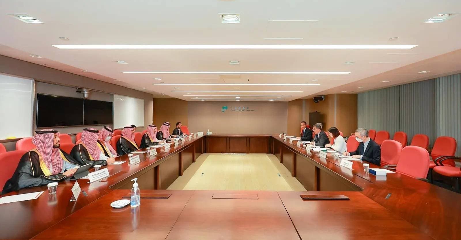 جانب من مباحثات وزير الصناعة السعودي مع مسؤولي هونج كونج. المصدر: واس