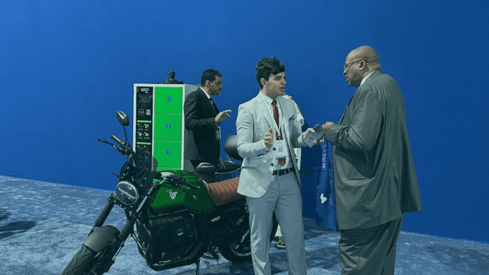 جناج الشركة في المنتدى اللوجستي العالمي 2024 تعرض الدراجة الكهربائية.