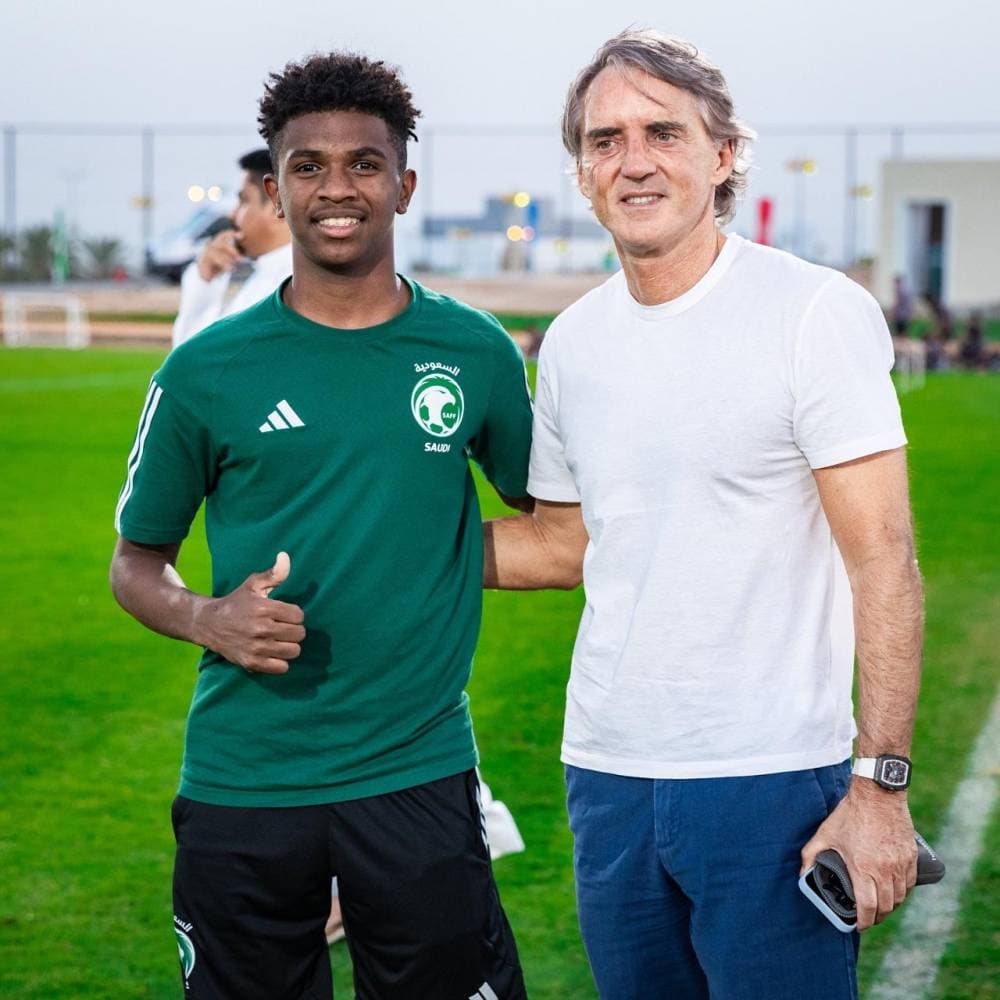 المدرب الإيطالي مانشيني يلتقي المنتخب السعودي تحت 17 عاما. (المنتخب السعودي)
