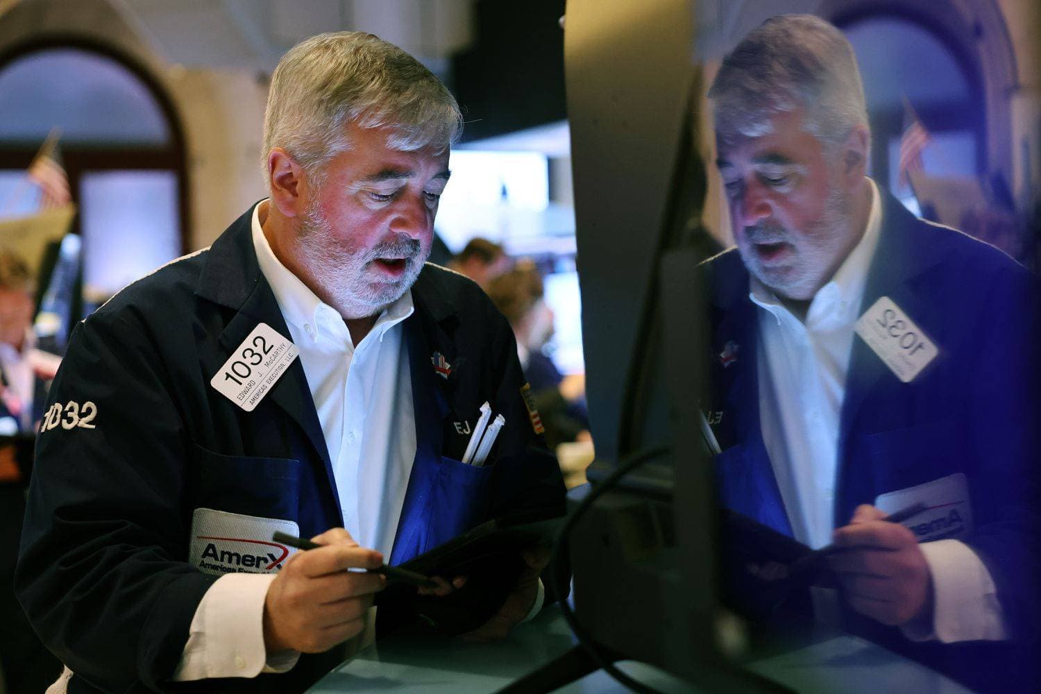 تسبب وابل الأخبار السيئة الأخيرة في إحداث تقلبات في الأسعار عبر الأسواق المالية. "جيتي"