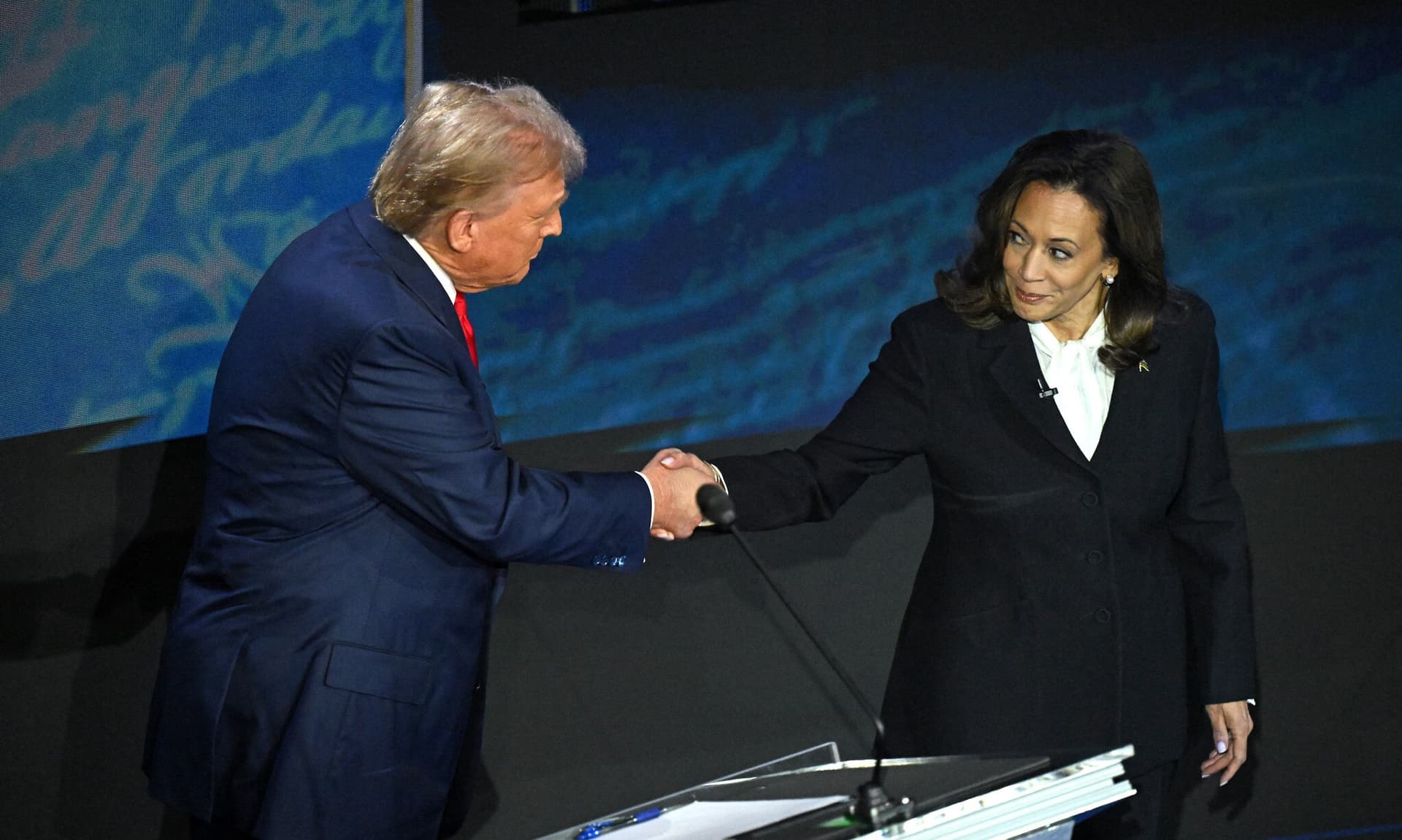 سياسات كل من ترمب هاريس تتفاوت في عدة قطاعات. المصدر: 'الفرنسية'