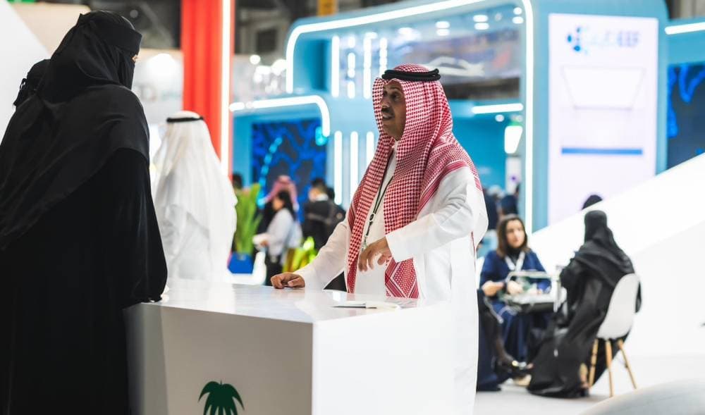 يشارك في المعرض أكثر من 400 عارض من أكثر من 100 دولة.