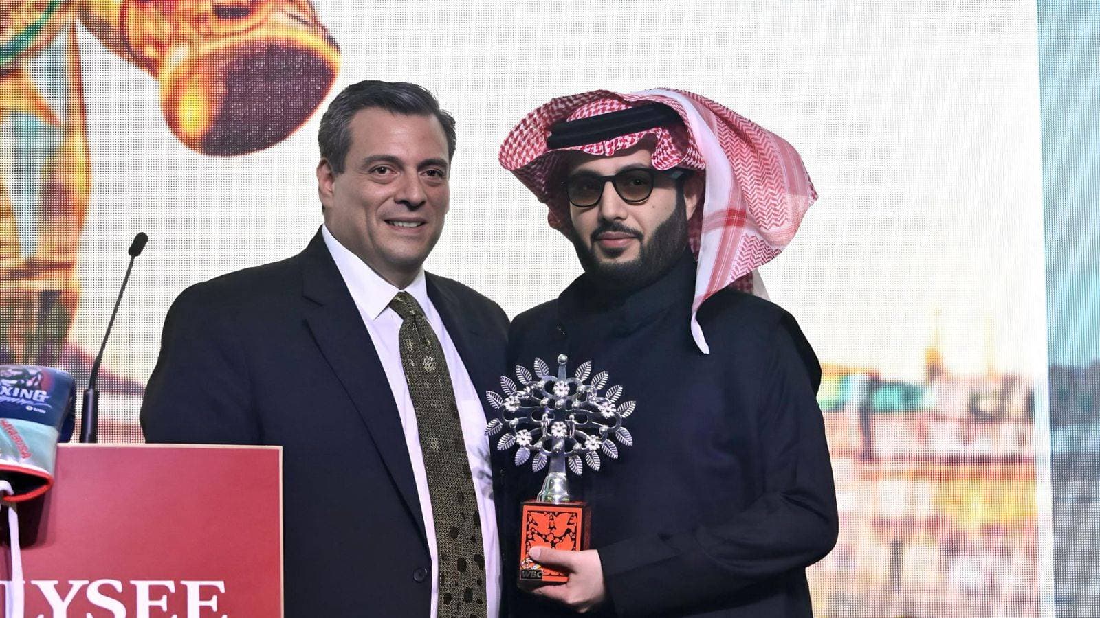 منح تركي آل الشيخ جائزة "رجل العام" لمساهمته في تطوير ونشر "الملاكمة" عالميا