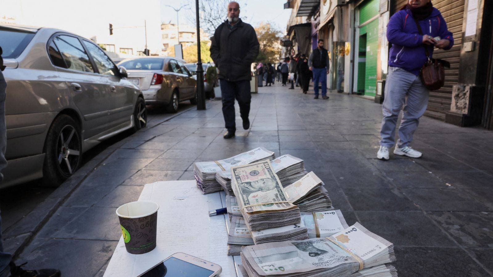 تحسن سعر صرف الليرة السورية يغري السعوديين لشرائها من الأردن وتركيا