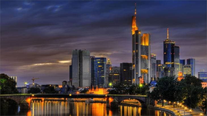 ديناميكية تسارعت في أعقاب الجائحة..أفق فرانكفورت مظلمة مع ارتفاع تكاليف تجديد المكاتب