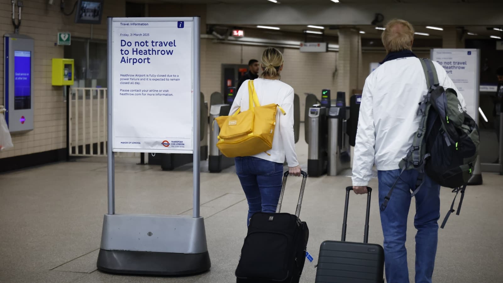 مطار هيثرو يستأنف عملياته بعد يوم من حريق تسبب في انقطاع الكهرباء