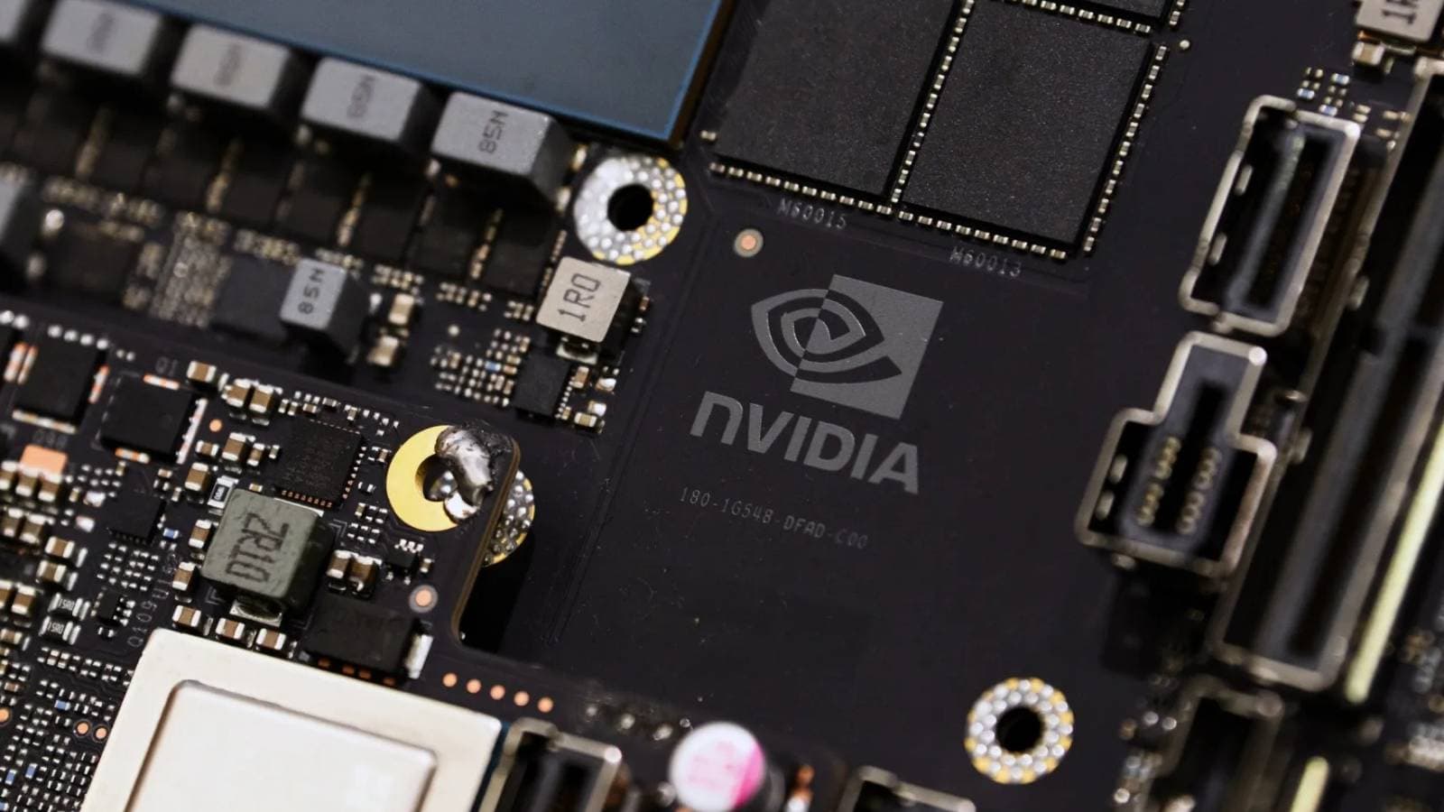 لماذا "إنفيديا" ملكة رقائق الذكاء الاصطناعي وهل يستمر تفوقها؟