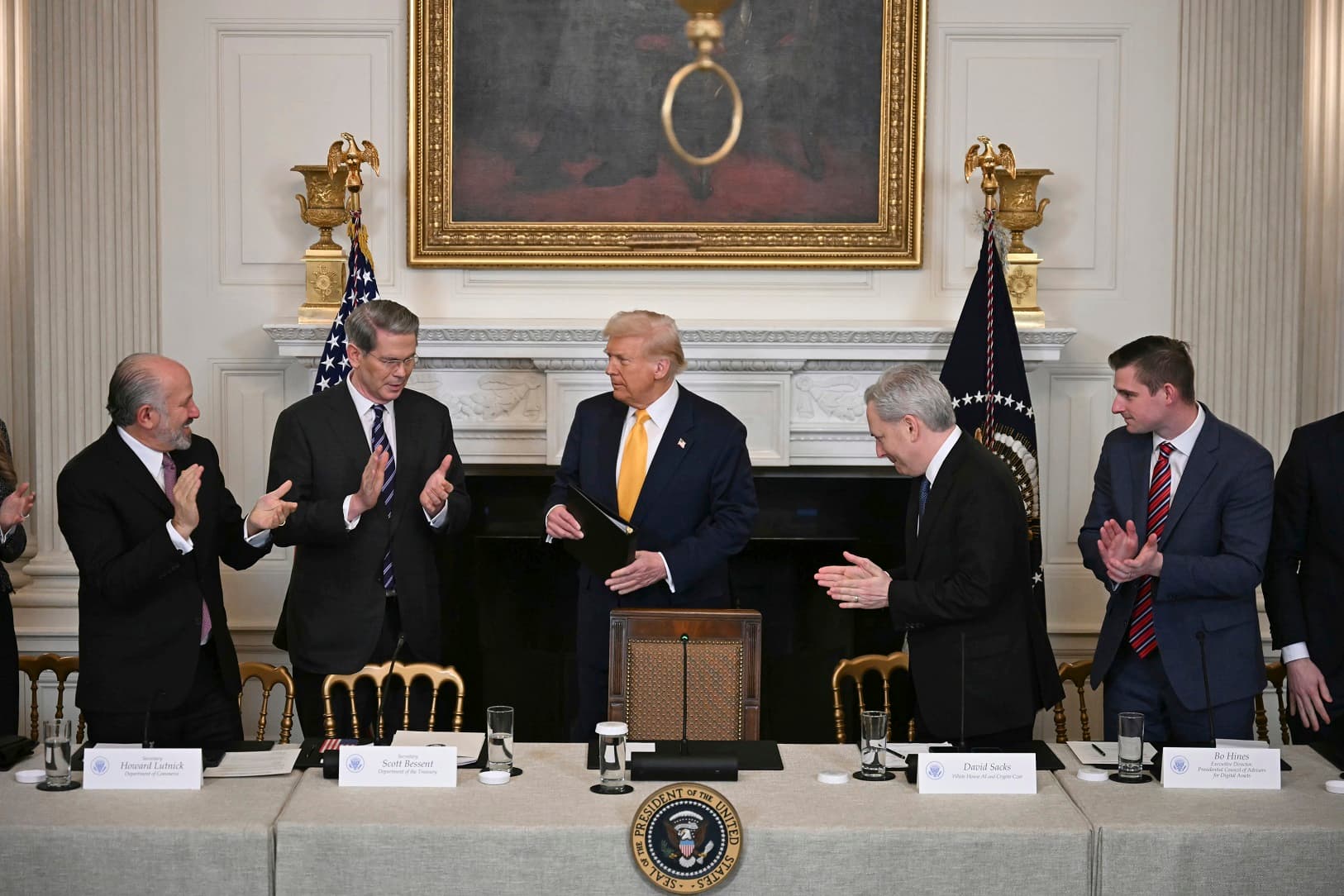 بيتكوين تخسر 4% بعد قمة بلا قرارات في البيت الأبيض