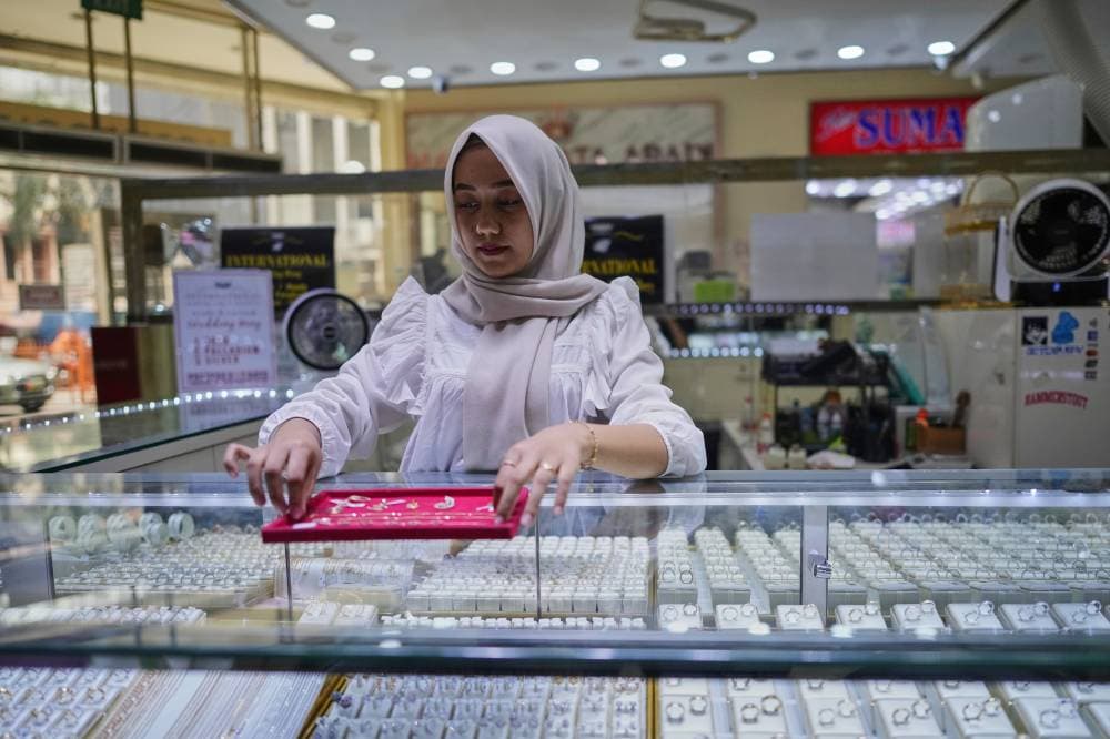 "مجلس الذهب العالمي": تبادل مراكز القوة بين اليورو والدولار يعزز لمعان المعدن الأصفر