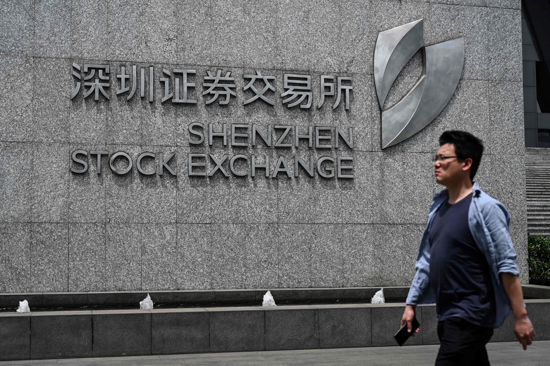 تدفقات قياسية تدعم الأسهم الصينية في وجه وابل الرسوم