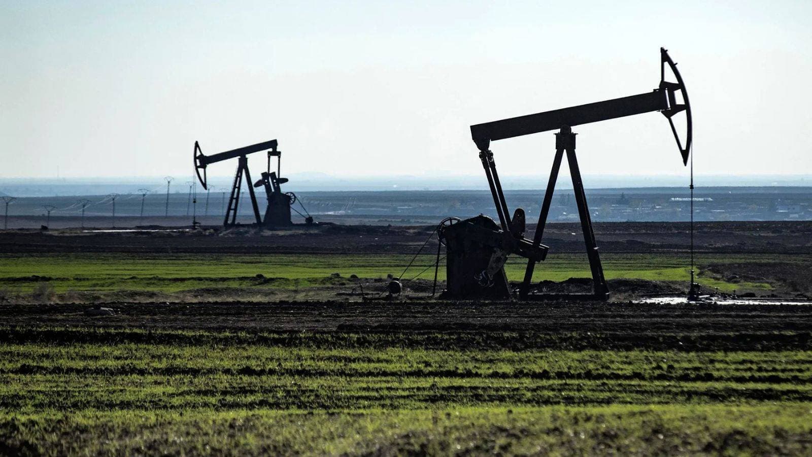 النفط يرتفع 0.2% بفضل إعفاءات الرسوم الأمريكية